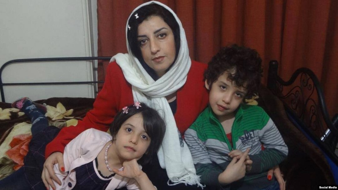 نرگس محمدی فعال مدنی و مدافع حقوق بشر ایرانی در کنار دو فرزندش که اکنون در فرانسه و نزد پدرشان زندگی می‌کنند