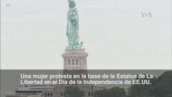 Protesta sobre la base de la Estatua de La Libertad en Nueva York