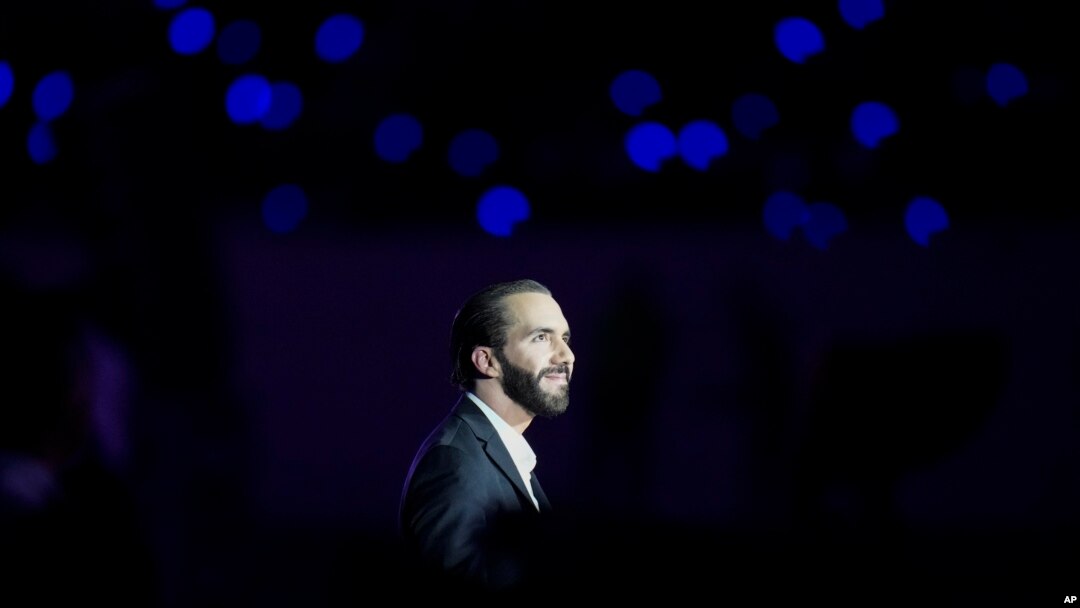 El presidente salvadoreño Nayib Bukele es iluminado por un foco durante la ceremonia de apertura de los Juegos Centroamericanos y del Caribe, en el remodelado estadio Jorge 'Mágico' González en San Salvador, El Salvador, el 23 de junio de 2023.