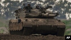 Soldados israelíes en un tanque cerca de la frontera con la Franja de Gaza, en el sur de Israel, el lunes 19 de febrero de 2024.