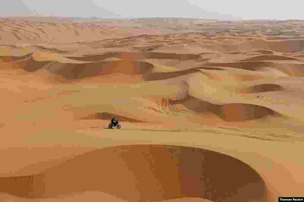 사우디 다카에서 열린 장거리 오프 로드 레이싱 대회인 다카 랠리(Dakar Rally)에 참석한 오토바이 선수가 사막을 달리고 있다.