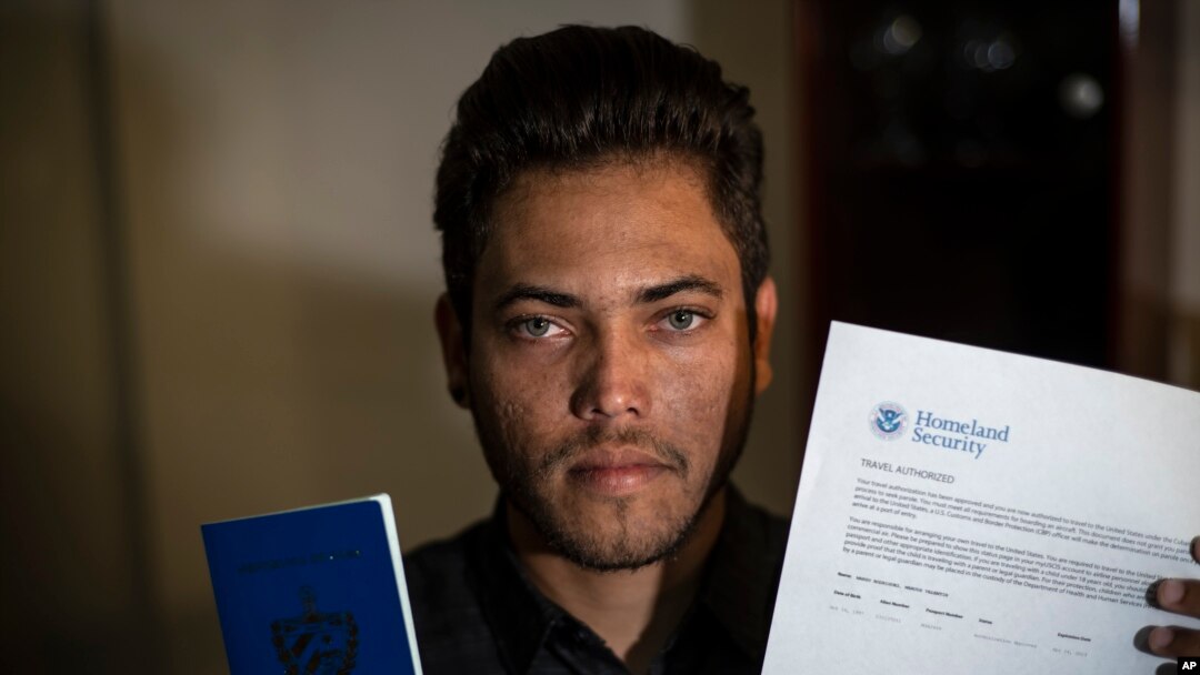 Marcos Marzo muestra su pasaporte y su permiso para viajar de Cuba a EEUU bajo el nuevo programa de parole humanitario, el 25 de enero de 2023.