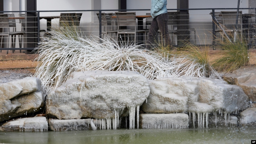 Una fuente congelada en Allen, Texas, el 20 de febrero de 2025.