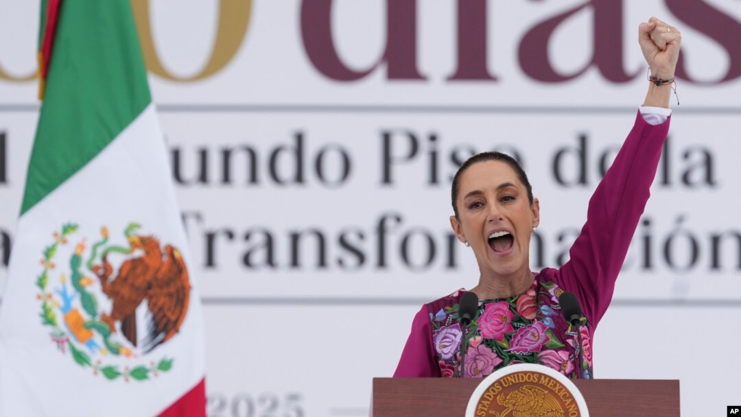 La presidenta Claudia Sheinbaum hace un gesto a la multitud durante un evento para conmemorar sus primeros 100 días en el cargo en el Zócalo, la plaza principal de la Ciudad de México, el domingo 12 de enero de 2025.