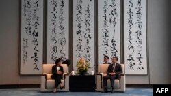 2023 年8 月30 日，美國商務部長吉娜·雷蒙多（左）在上海會見上海市委書記陳吉寧。