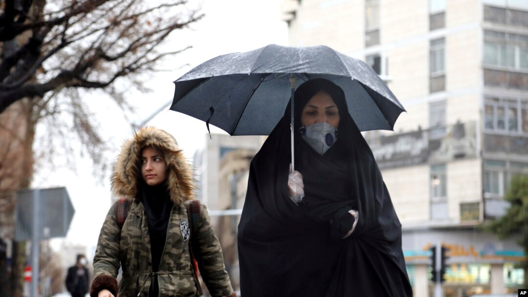 Irán ha sido golpeado por más de 8,000 casos de coronavirus. El virus ya habría llegado a las prisiones, por lo que EE:UU. exige a Teherán que libere a los estadounidenses injustamente encarcelados.