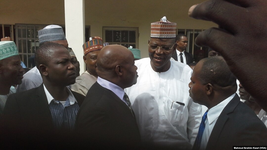 Sule Lamido sanye da farar riga yayinda ya samu beli daga kotu a Dutse babban binin Jigawa yau Alhamis