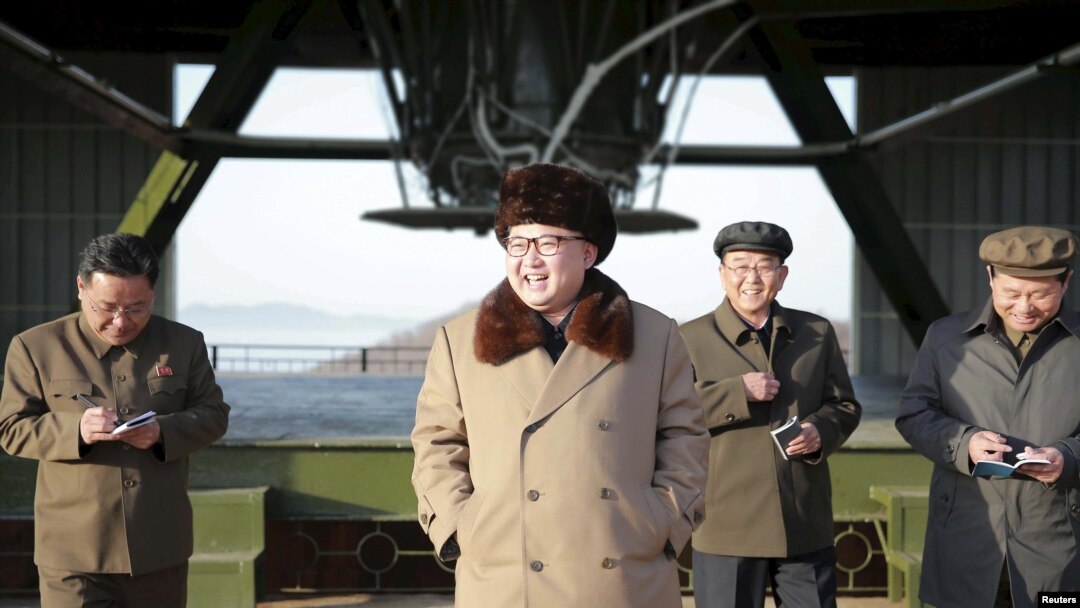 지난해 4월 북한 김정은 국무위원장이 평안북도 철산군 동창리에서 실시한 신형 대륙간탄도미사일(ICBM) 대출력 엔진 지상분출 실험을 참관했다고, 조선중앙통신이 보도했다.