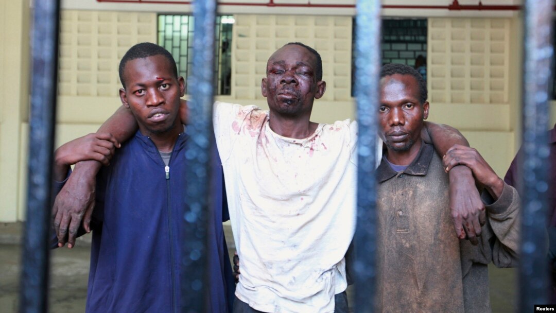 Omar Mwamnuadzi (C), leader of the separatist Mombasa Republican Council (MRC) arrives at the law court cells with members of the group at Kenya's Coastal region Oct. 15, 2012. 