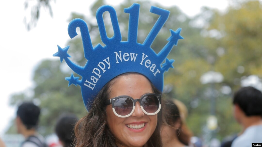 Chilean tourist Paula Aedo ushers in 2017 as she arrives to watch New Year's fireworks in Sydney, Australia, Dec. 31, 2016.