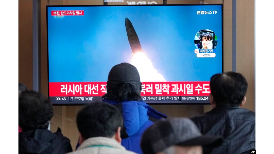 18일 한국 서울역에 설치된 TV에 북한 탄도미사일 발사 관련 뉴스가 나오고 있다.