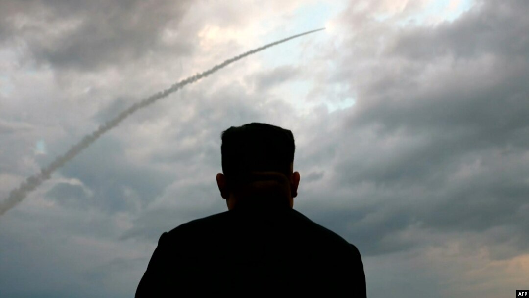 지난 8월 김정은 북한 국무위원장이 신형 '대구경조종방사포' 시험발사를 지도했다며, 관영 매체들이 공개한 사진.