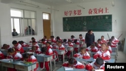 日喀則市內一所小學裡學生上課的情形