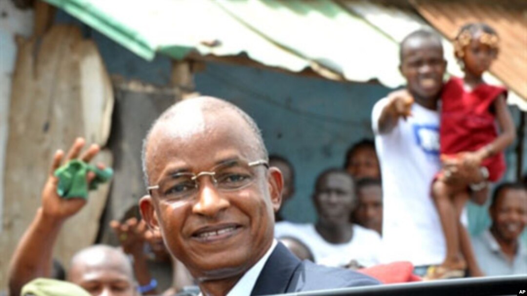 Candidate for the Guinean presidency Cellou Dalein Diallo smiles to the crowd, 27 Jun 2010