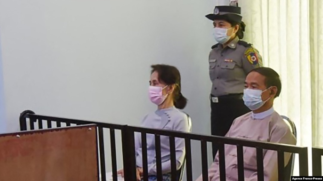 지난 2월 쿠데타로 실각한 아웅산 수치(왼쪽) 미얀마 국가고문과 윈 민트 대통령이 지난 5월 네피도에서 열린 재판에 출석하고 있다.