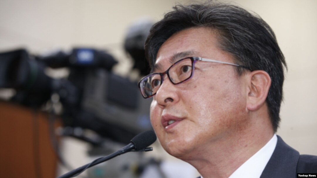 홍용표 한국 통일부 장관 내정자가 11일 국회 외교통일위원회에서 열린 인사청문회에서 의원들의 질의에 답변하고 있다.