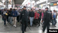 Migrantlar Myunxen temiryo'l vokzalida, Germaniya, 6-sentabr, 2015-yil