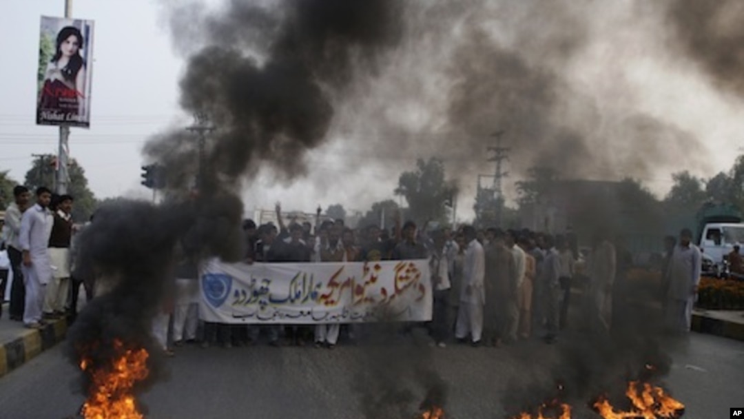 Pakistani protesters shout slogans against America and NATO in Lahore, Pakistan, November 26, 2011.
