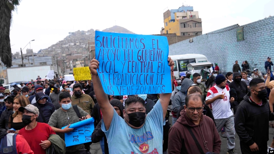 Un manifestante porta un cartel contra la migración venezolana en una marcha en el distrito limeño de La Victoria, Perú, el jueves 9 de noviembre de 2023. 