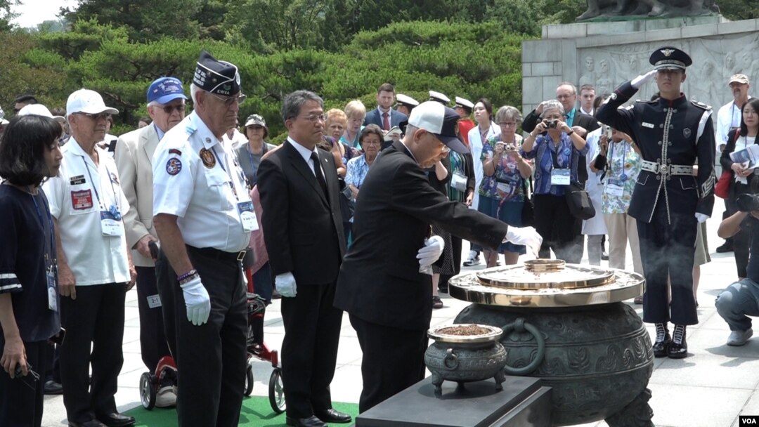 6.25 한국전 참전용사들이 서울국립현충원에서 분향을 하고 있다.