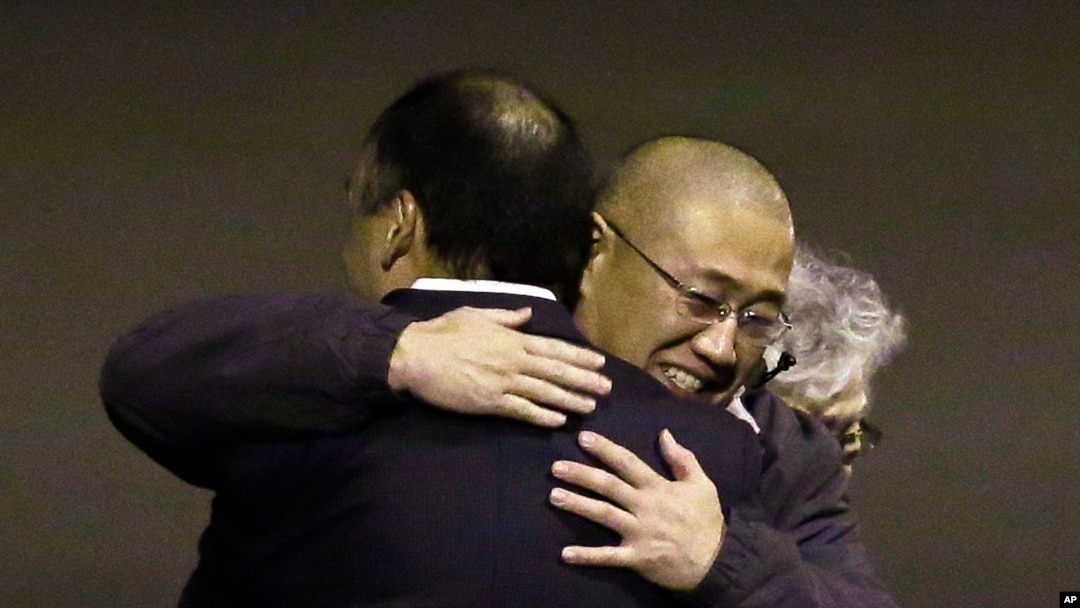 지난 2년간 북한에 억류되었다가 전격 석방된 케네스 배 씨가 지난 8일 미국 워싱턴주에 도착해 가족들과 포옹하고 있다. 