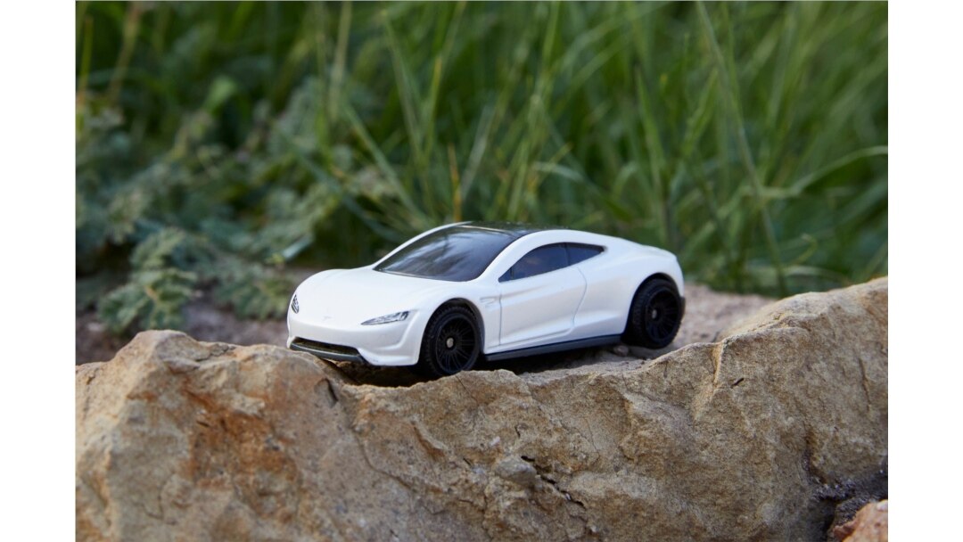 El modelo de juguete Roadster de Tesla de la juguetería Matchbox, hecho de material reciclable. Foto de fecha indefinida obtenida por Reuters.