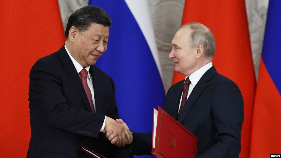 El presidente ruso, Vladimir Putin, se da la mano con el presidente chino, Xi Jinping, durante una ceremonia de firma después de sus conversaciones en el Kremlin en Moscú, el 21 de marzo de 2023.