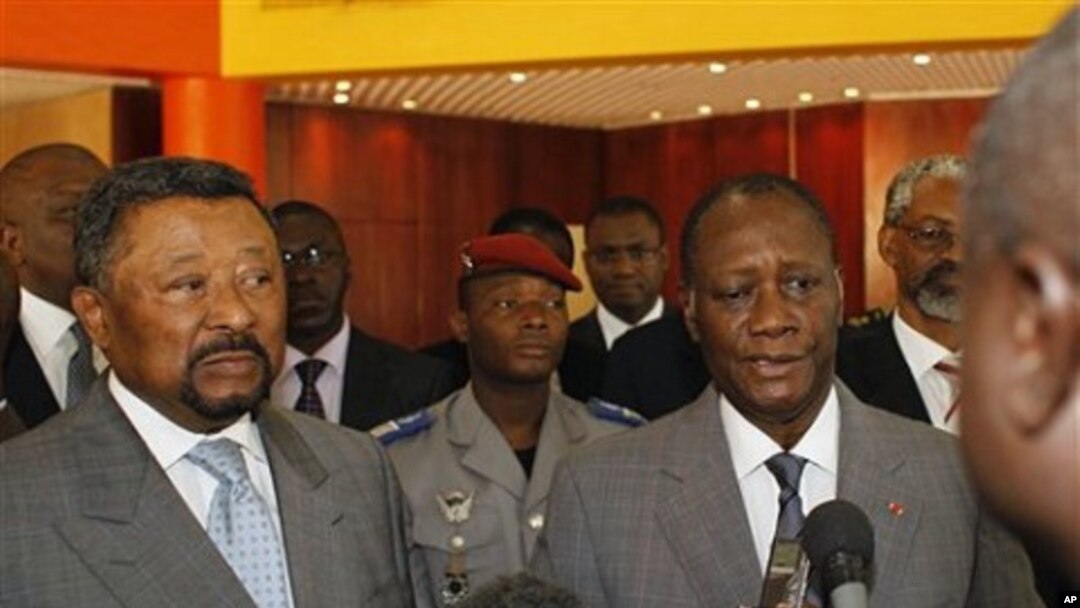 Alassane Ouattara, a hannun dama tare da shugaban hukumar Kungiyar tarayyar Afrika Jean Ping, a hagu.