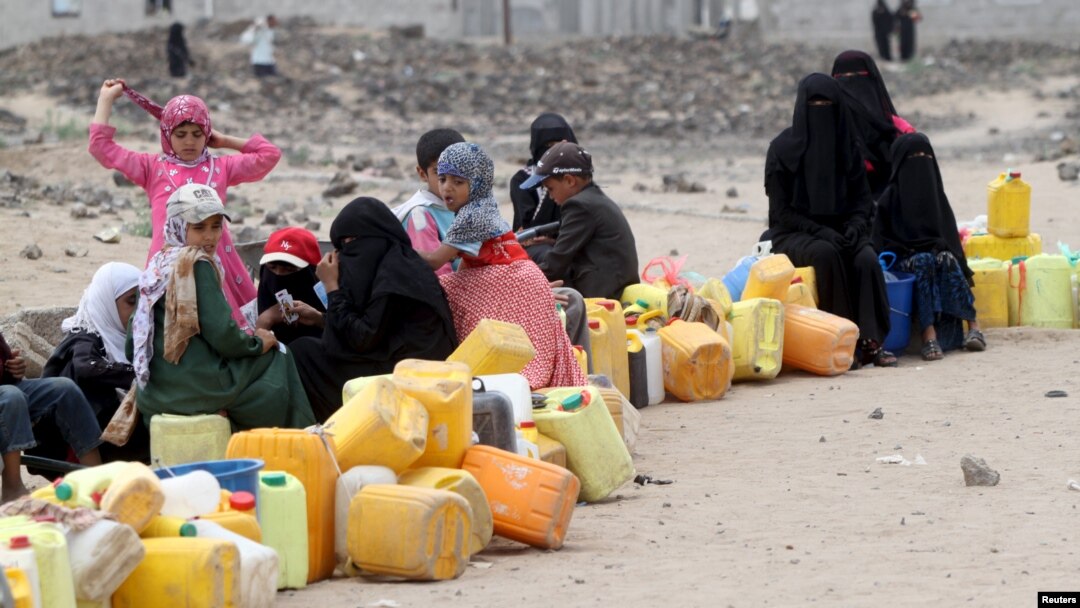 A five-day humanitarian truce in Yemen appeared to be broadly holding Wednesday, as people wait to collect water from a public tap amidst an acute water shortage, in Sana'a, May 13, 2015. 