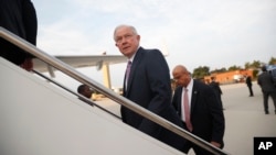 El secetario de Justicia de EE.UU., Jeff Sessions, aborda el avión en la Base Andrews de la Fuerza Aérea, en Maryland, con destino a El Salvador el jueves 27 de julio de 2017.
