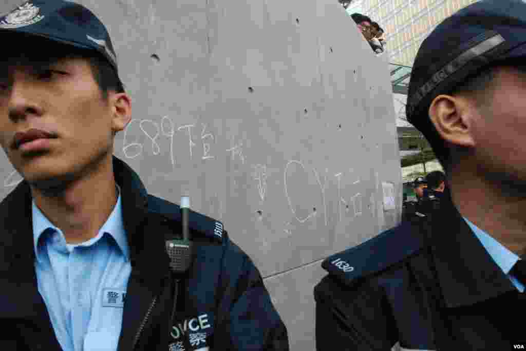 有示威者在「連儂牆」用粉筆塗鴉後,警員到場把守