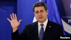 El presidente hondureño Juan Orlando Hernandez es considerado un "aliado incómodo" de EE.UU por sus supuestos nexos con narcotraficantes, Uno de sus ministros acusa ahora a Venezuela de estar detrás de los vuelos que usan a Honduras como lugar de escala. Foto Reuters