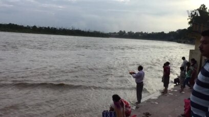 Indian Devotees Wait for Clean Ganges