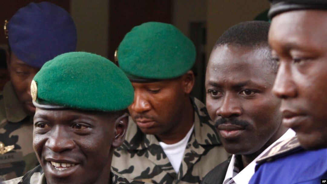  Capitão. Amadou Haya Sanogo, á esquerda