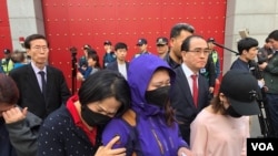 被中國拘留的9歲脫北者的母親（穿藍色上衣）2019年4月30日在中國駐首爾大使館前示威。