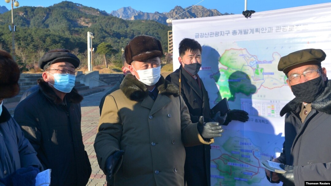 북한 경제를 총괄하는 김덕훈(가운데) 내각 총리가 금강산관광지구 개발사업 현장을 시찰하고 있다. (자료사진)
