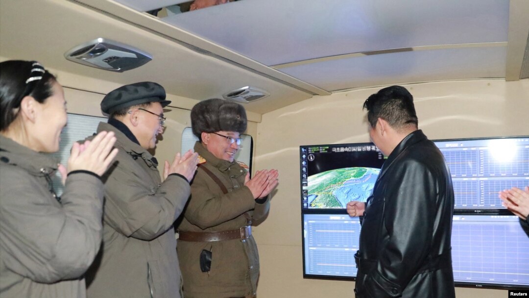 북한 조선중앙통신이 12일 공개한 김정은(오른쪽) 국무위원장의 전날 '극초음속 미사일' 시험 발사 참관 현장.