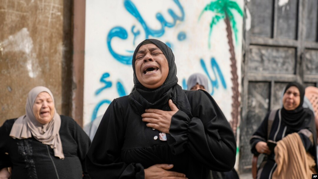 Mujeres palestinas lloran luego de una incursión militar israelí en el campo de refugiados de Nur Shams en Cisjordania, el miércoles 27 de diciembre. Los ataques isralíes en un campo de refugiados en el norte de la Cisjordania ocupada mataron al menos a seis palestinos.