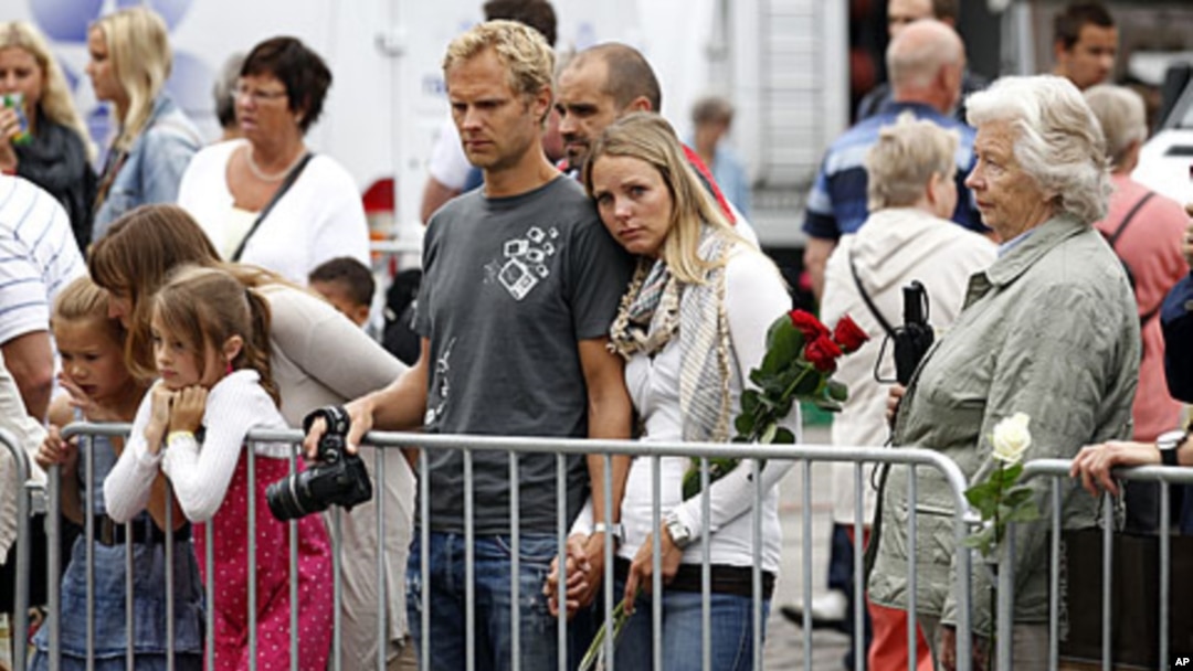 People at Oslo Cathedral pay their respects to victims of last week's bomb attack and shootings in Norway, July 27, 2011