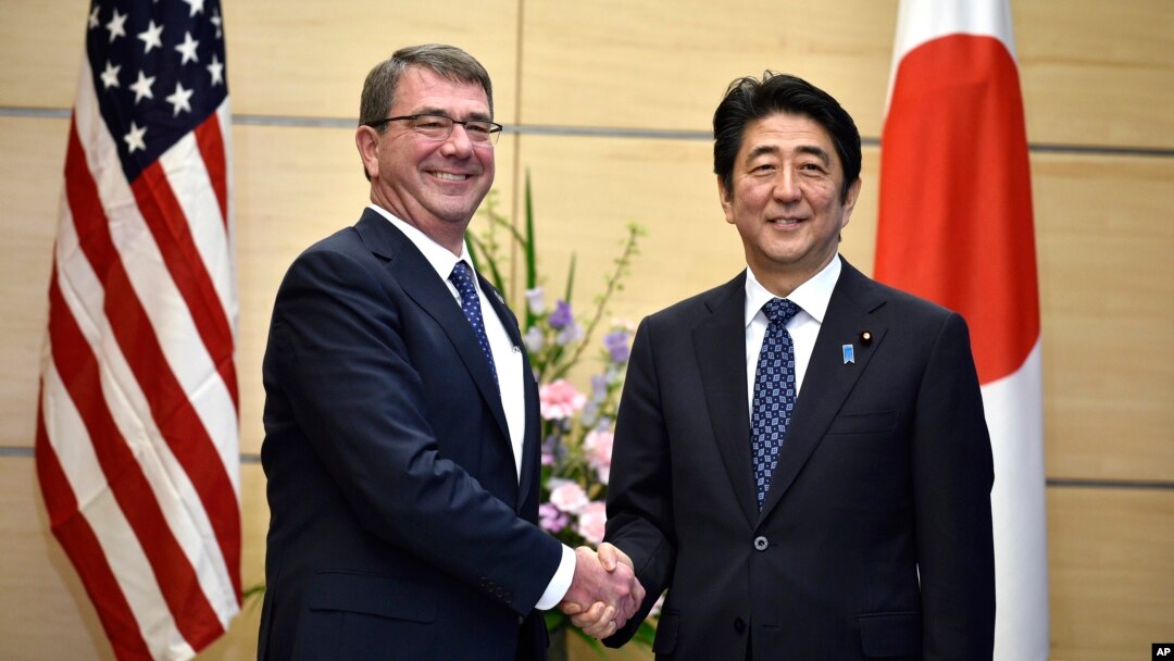 日本首相安倍晉三4月8日在東京與到訪的美國國防部長卡特會面。