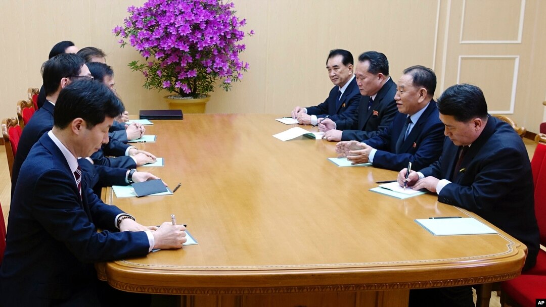 北韓勞動黨中央委員會副委員長金永哲（右二）2018年3月5日在平壤會見到訪的南韓代表團（韓國總統府青瓦台通過韓聯社發布照片） 