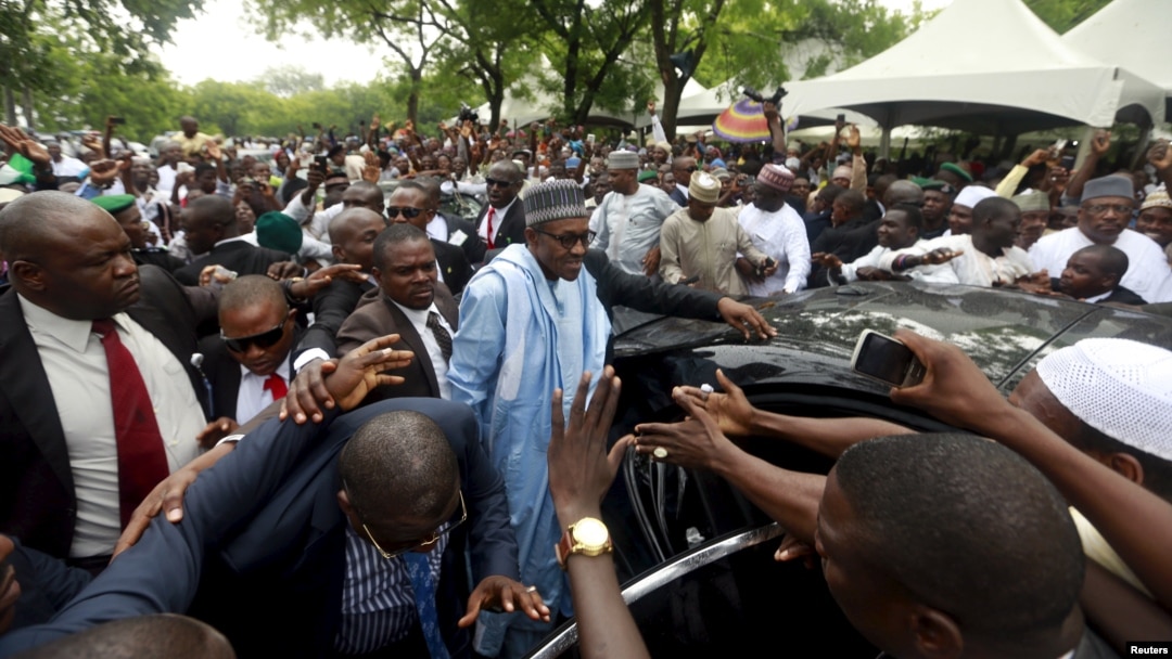 Shugaba Buhari a Abuja bayan sallar Eid.