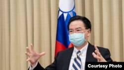 台灣外交部長吳釗燮在接受法國解放報採訪。(照片來源：台灣外交部)