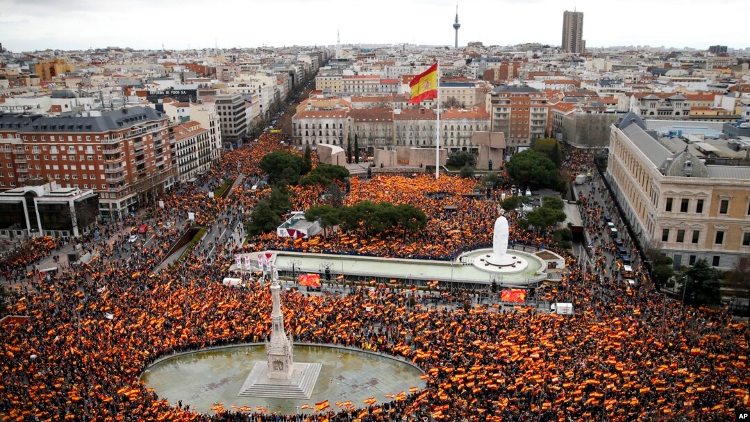 Miles de manifestantes ondean banderas de España durante una protesta convocada por partidos de derecha en Madrid, el domingo, para exigir la renuncia del presidente del gobierno, el socialista Pedro Sánchez. Feb.10, 2019.