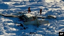 Esta fotografía proporcionada por la Guardia Costera de Estados Unidos el viernes 7 de febrero de 2025 muestra un pequeño avión de pasajeros que se estrelló en el oeste de Alaska durante un vuelo que se dirigía a la comunidad central de Nome.