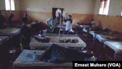 Wagonjwa wakitibiwa kutokana na kipindupindu katika hospitali ya Mkoa wa Bukavu, Kivu Kusini Agosti 16, 2017. (VOA/Ernest Muhero)