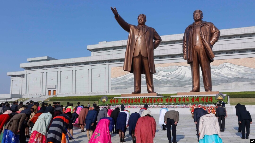 지난 4월 북한 김일성 국가주석의 생일인 '태양절'을 맞아 평양 시민들이 만수대 언덕 김일성, 김정일 부자 동상에 절하고 있다.