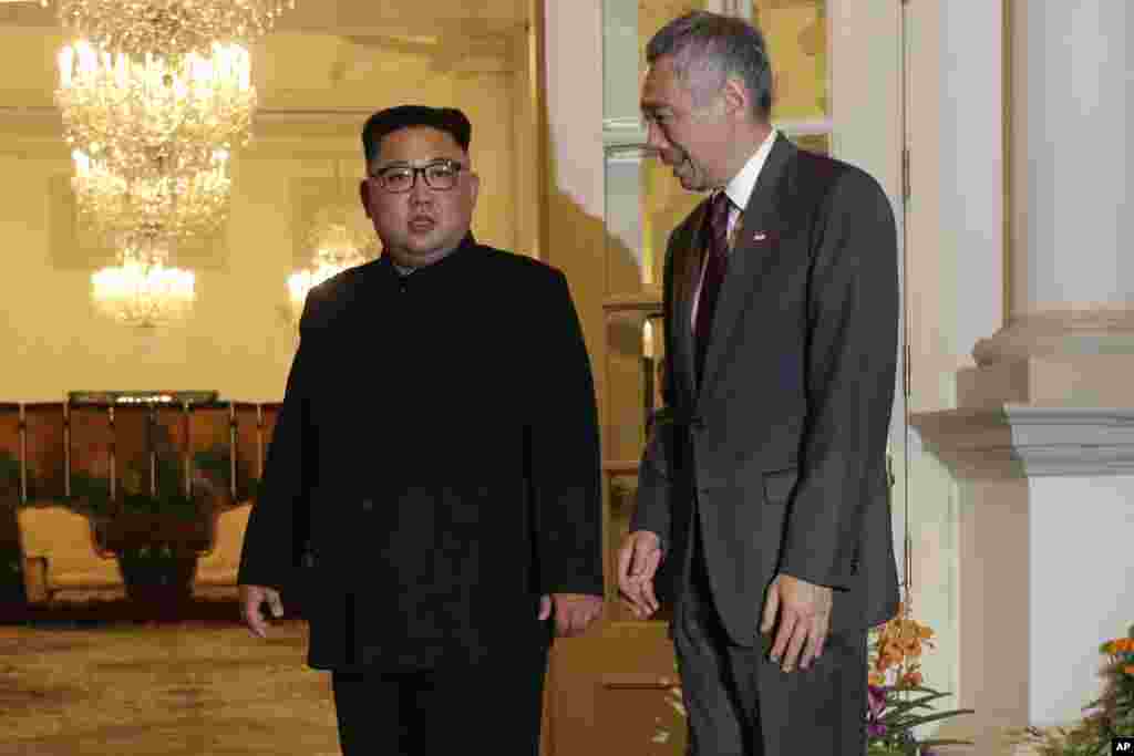 Shugaban kasar Koriya ta Arewa ya gana da Firai Ministan Singapore Lee Hsien Loong a fadar shugaban kasa, June 10, 2018, Singapore.