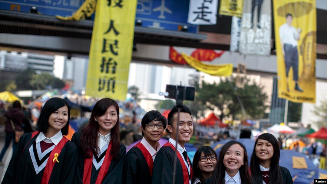 香港畢業生12月9日在金鐘佔領場地留影 （路透社）