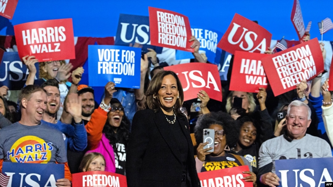 美國民主黨總統候選人,現任副總統賀錦麗(Kamala Harris)與支持者在匹茲堡的一次競選集會上。 (資料照)